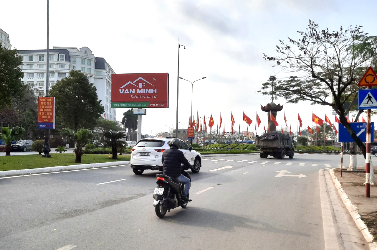 Biển quảng cáo đường Phạm Văn Đồng